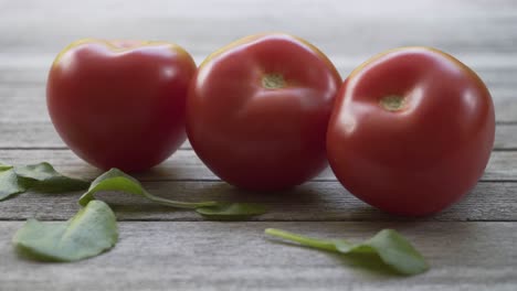 Tomate-Orgánico-Fresco-Rojo,-Video-Uhd-De-4k-2160p-25fps---Panorámica-Lenta-Sobre-Un-Fondo-De-Comida-Vegetal-De-Tomate-Mojado-4k-3840x2160-Material-De-Archivo-Ultrahd