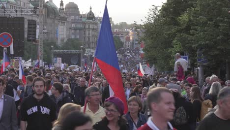 älterer-Mann-Mit-Tschechischer-Flagge,-Der-Nach-Einer-Demonstration-Gegen-Premier-Andrej-Babis-Und-Präsident-Milos-Zeman-Geht