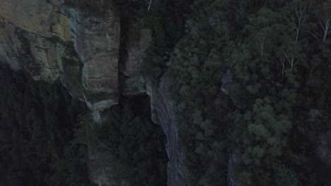 Die-Drei-Schwestern-Felsenformation-An-Den-Blauen-Bergen-Mit-Blick-Auf-Die-Wolken,-Die-Die-Regenwaldbäume-Bedecken,-Sydney-Australien