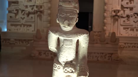 Una-Escultura-En-El-Gran-Museo-Del-Mundo-Maya-En-Merida,-Yucatan,-Mexico