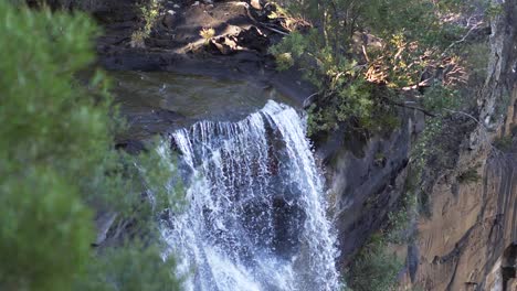 Agua-Que-Fluye-Sobre-El-Borde-De-La-Cascada-Australiana