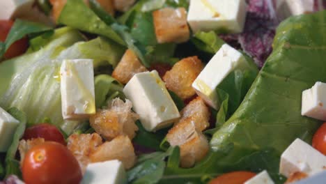 Olivenöl-Wird-Auf-Einen-Frischen-Und-Gesunden-Grünen-Salat-Geträufelt