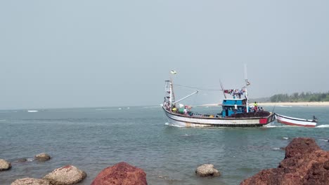 Barcos-De-Pesca-Que-Se-Adentran-En-El-Mar-Arábigo-En-Betul-Fort-Goa,-India