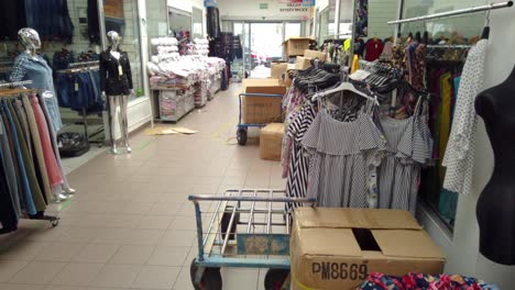 Handelszentrum-Für-Einzelhandelskleidung,-Leeres-Geschäft-Und-Unverpackte-Kartons,-Schwenk