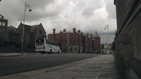 Verkehr-Auf-Einer-Straße-In-Dublin,-Irland