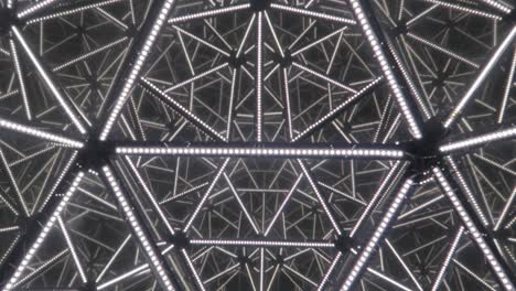 Triángulos-Blancos-Brillantes-Reflejados-En-Movimiento-En-Una-Fascinante-Visión-Del-Arte