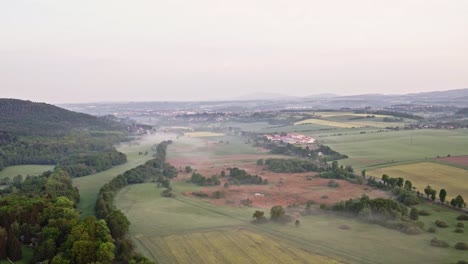 Schöne-Morgendliche-Luftaufnahme-Der-Böhmischen-Natur-Der-Tschechischen-Republik