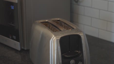Toast-In-Den-Toaster-Stecken