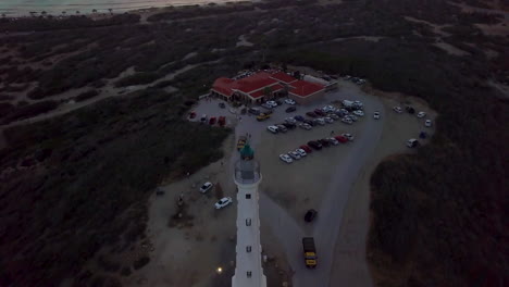 California-Leuchtturm-Luftaufnahme-Kurz-Nach-Sonnenuntergang-In-Aruba-Mit-Dem-Karibischen-Meer-Im-Hintergrund