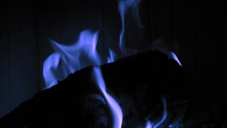 Brennende-Blaue-Flamme-Am-Kamin-Auf-Holzstämmen