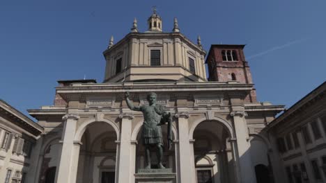 Estatua-Del-Emperador-Constantino-Frente-A-La-Iglesia-En-Milán,-Italia