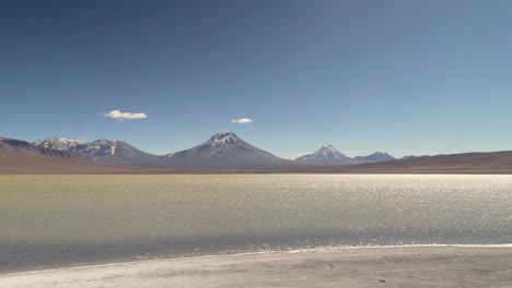Hermosa-Laguna-Salada-Cerca-De-Volcanes-En-Medio-Del-Desierto-De-Atacama,-Chile,-Sudamérica