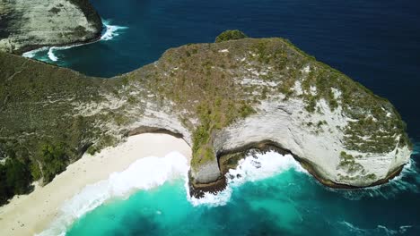 Droen-shot-slowly-rotating-and-revealing-the-beautiful-cliffs-of-KelingKing-Beach-on-the-island-of-Nusa-Penida,-Indonesia