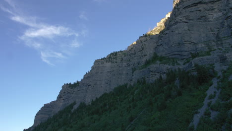 Ein-Niedriger-Winkelblick-Auf-Die-Klippen-Und-Gipfel-In-Der-Nähe-Von-Bridal-Veil-Falls-In-Utah-In-Der-Nähe-Von-Salt-Lake-City