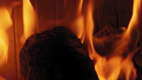 Brennende-Flamme-Am-Kamin-Auf-Holzstämmen