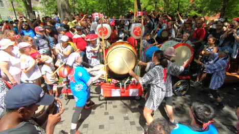 Montreal,-Canada's-day,-drummers-across-Canada-attempt-largest-drum-roll-record,-Guinness-world-record-attempt,-people-watching-percussion-and-drums-outside-show-in-park,-summer-celebration,-music