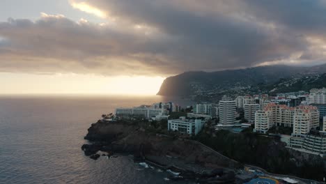 Puesta-De-Sol-Aérea-Sobre-Funchal,-Madeira-Con-Hoteles-Y-El-Océano