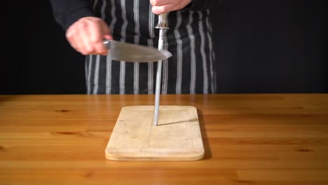 Zeitlupe-Eines-Küchenchefs,-Der-Verschiedene-Techniken-Anwendet,-Um-Ein-Messer-Mit-Seinen-Händen-Zu-Schärfen,-Mit-Einem-Professionellen-Messer-Und-Einem-Diamantschärfstahl