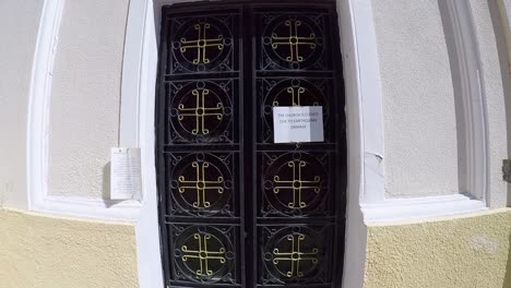 Puertas-De-La-Iglesia-De-Agia-Paraskevi-En-La-Isla-Griega-De-Kos-Que-Está-Cerrada-Debido-Al-Daño-Del-Terremoto