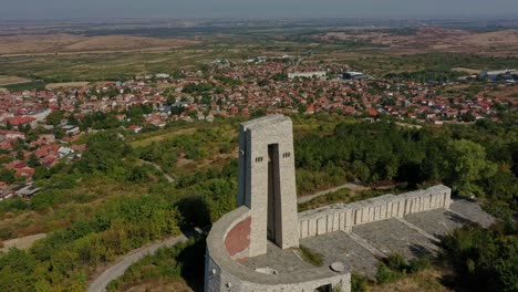 Vista-Aérea-Del-Monumento-De-Tres-Generaciones-En-Perushtitsa-Bulgaria