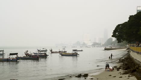 Boote-Und-Lokale-Fischer-An-Der-Küste-Von-Penang-Am-Bewölkten-Nachmittag