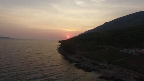 Aufsteigende-Luftaufnahme-Des-Sonnenuntergangs-An-Der-Küste-Kroatiens