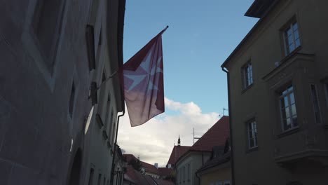 Die-Flagge-Des-Malteserordens-Weht-Kaum-Vor-Der-Botschaft-In-Bratislava