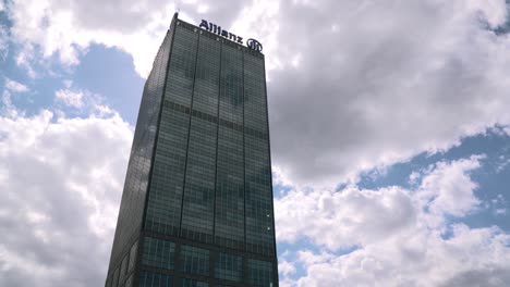 Moderna-Torre-Allianz-En-Berlín-Bajo-Un-Cielo-Azul-Junto-A-Treptowers-Y-River-Spree