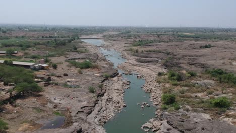 Drohnenaufnahmen-Aus-Der-Luft-Eines-Flusses-Mit-Schlaglöchern---In-Nighoj-In-Der-Nähe-Von-Pune-Und-Berühmt-Für-Die-Natürlich-Entstandenen-Schlaglöcher-Im-Flussbett-Des-Kukadi-Flusses