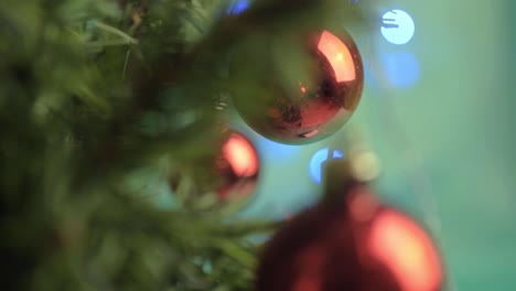 Bolas-Rojas-De-Navidad-Con-Luces-Intermitentes-Bokeh-Sobre-Fondo-Verde