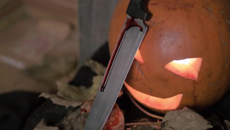 Gruseliger-Halloween-Geschnitzter-Kürbis-Mit-Messer,-Das-Blut-Tropft