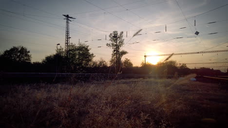 Bahnhof-Bei-Sonnenuntergang-Mit-Zug---Niedriger-Winkel