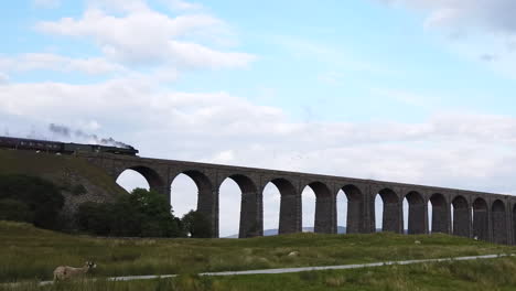 Fliegender-Schottischer-Dampfzug,-Der-An-Einem-Sommertag-In-Zeitlupe-Mit-Schwenk-Einen-Viktorianischen-Viadukt-Im-Yorkshire-Dales-National-Park-überquert