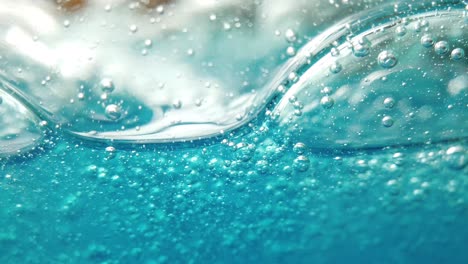 Blauer-Flüssiger-Hintergrund,-Blasen-Bewegen-Sich-Sanft-Im-Glasbehälter