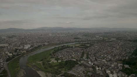 Toma-Aérea-De-Kyoto-Con-Drones-Al-Atardecer-Cerca-De-Un-Río,-Japón,-Asia