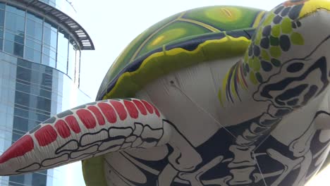 Großer-Schildkrötenballon,-Der-Am-Tag-Der-Totenparade-In-Mexiko-Stadt-Am-Himmel-Taucht