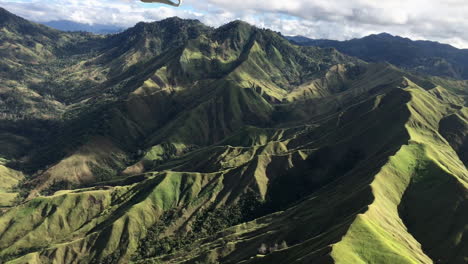 Aviones-Kodiak-Sobrevolando-Las-Hermosas-Montañas-De-Papúa-Nueva-Guinea