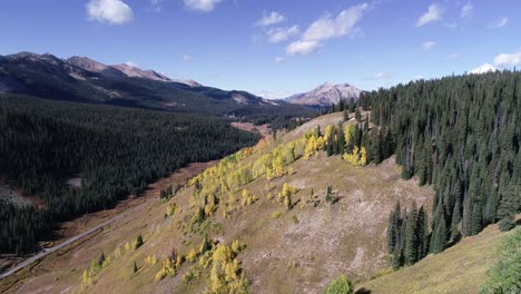 Unglaubliche-Aussicht-Auf-Colorado-Mit-Berggipfeln-Und-Wechselnden-Espenbäumen