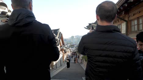 Turistas-Tomando-Fotos-En-El-Pueblo-De-Hanoak-Seúl-Corea-Del-Sur