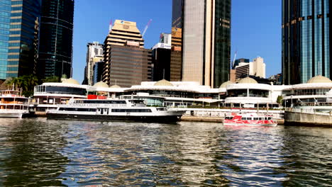 El-Gato-De-La-Ciudad-De-Brisbane-Navega-Por-Edificios-Y-Otros-Barcos