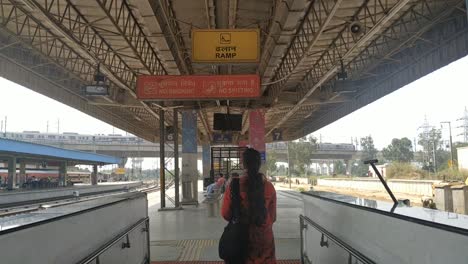 Vista-De-Una-Estación-De-Tren-India