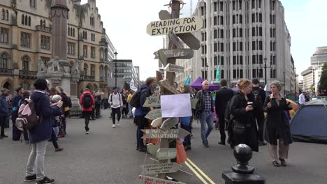 Los-Manifestantes-Pusieron-Un-Cartel-De-Advertencia-De-Extinción-Durante-Las-Protestas-De-Rebelión-De-Extinción-En-Londres,-Reino-Unido.