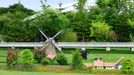 Klassischer-Holländischer-Windmühlen-Miniatur-Vergnügungspark