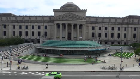 Aerial-flying-past-the-Brooklyn-Museum-horizontally-straight-on-4K