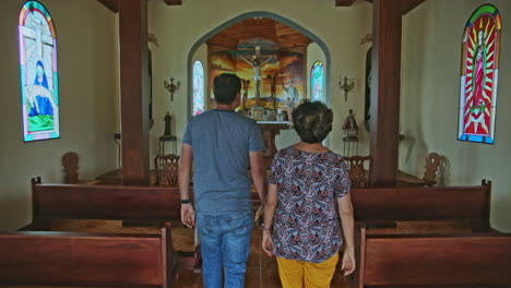Mutter-Und-Sohn-Gehen-Zur-Kapelle-Im-Arenal-vulkan---Costa-Rica