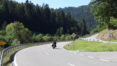 Motorradfahren-In-Den-Bergen-An-Einem-Schönen-Sommertag