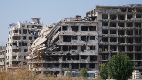 Edificio-Desmoronado-Y-Destrozado-Debido-A-La-Guerra-Civil-En-La-Ciudad-De-Homs