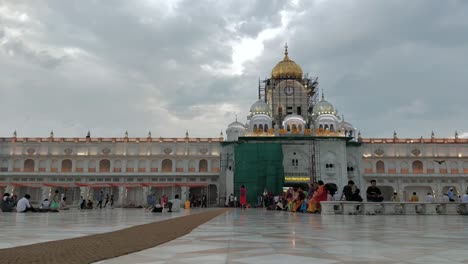 Bewegungszeitraffer-Des-Eingangs-Des-Goldenen-Tempels,-Amritsar,-Punjab,-Der-Der-Heilige-Ort-Für-Sikhismus-Ist
