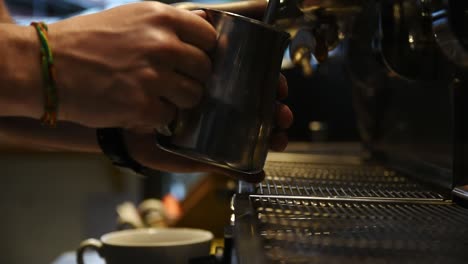 Männlicher-Barista-Dampfende-Milch-Für-Kaffee-latte-kunst