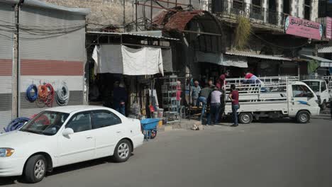 Leute-Sind-Damit-Beschäftigt,-Dinge-Aus-Dem-Lkw-Auf-Der-Straße-In-Homs-City-Zu-Holen